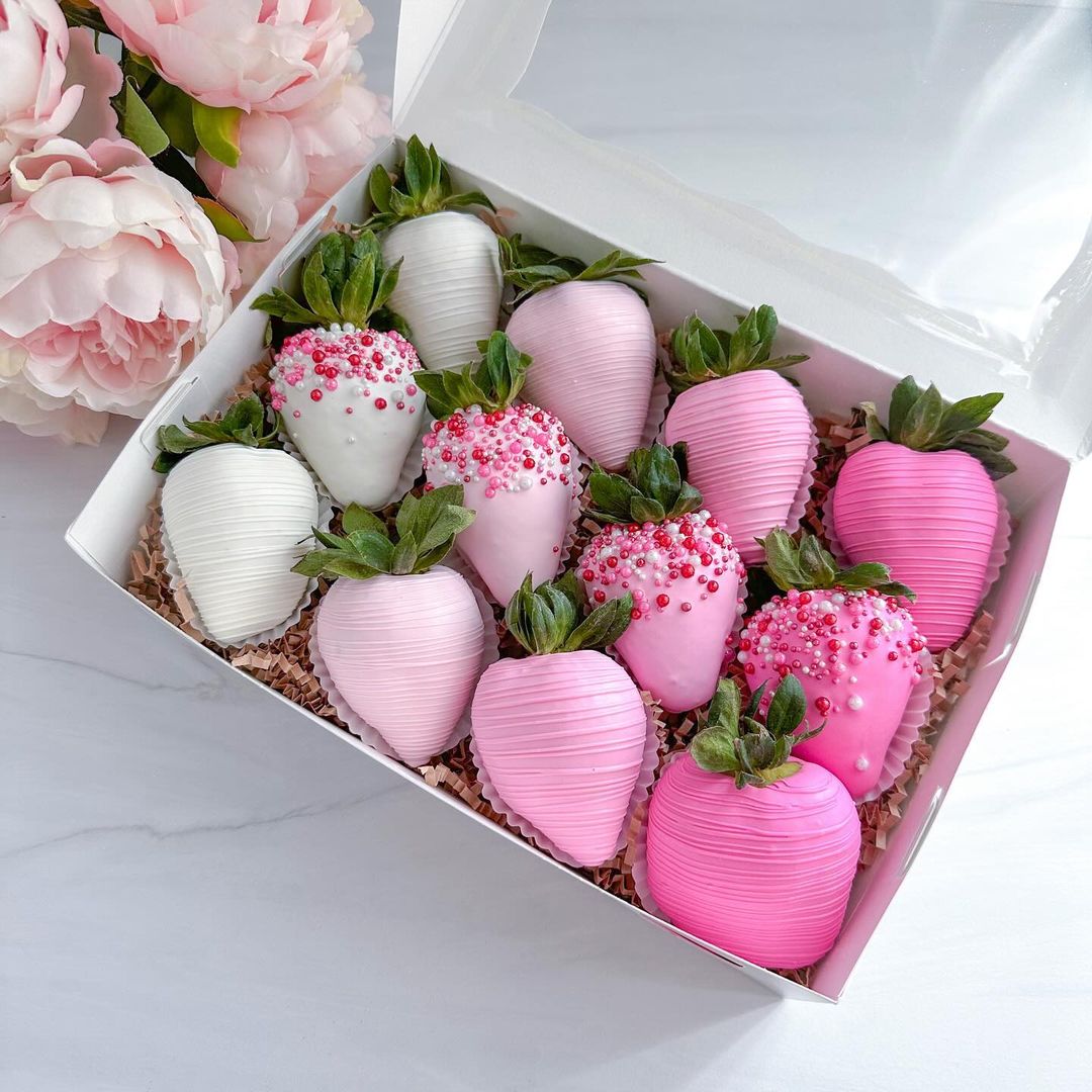 Chocolate-Dipped Strawberries with Sparkle