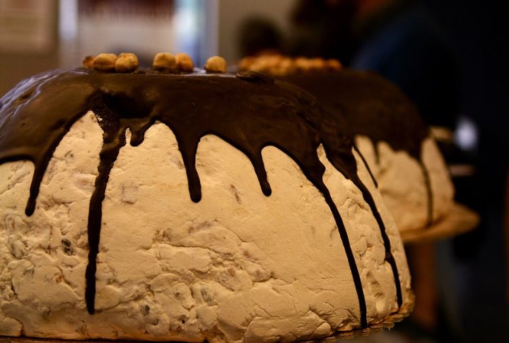10 Times Chocolate Took Over the Cake Scene Globally