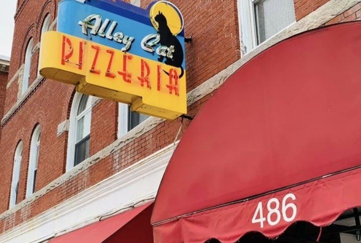 New Hampshire: Alley Cat Pizzeria, Manchester