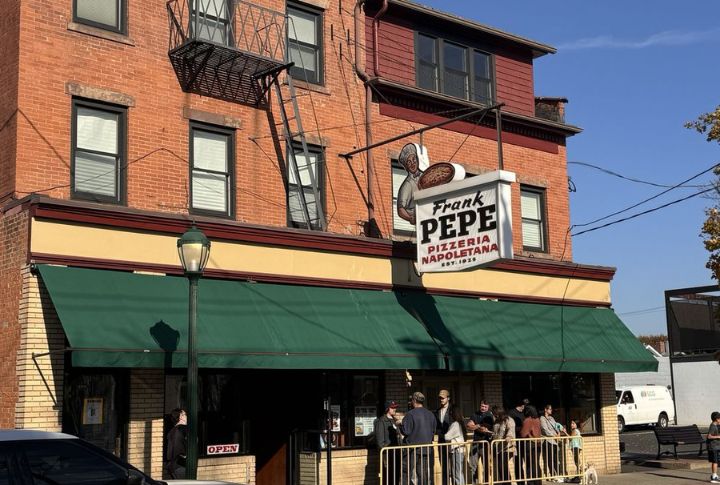 Connecticut: Frank Pepe Pizzeria Napoletana, New Haven