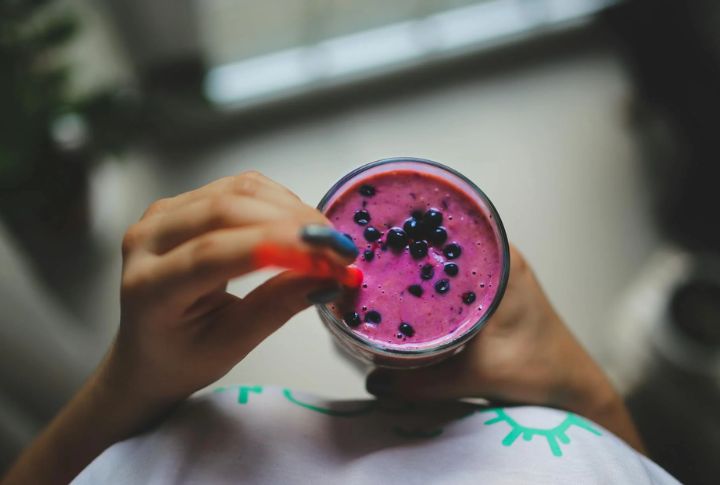 Cinnamon Blueberry Smoothie With Greek Yogurt