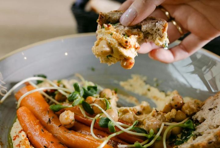 Hummus And Carrot Sticks