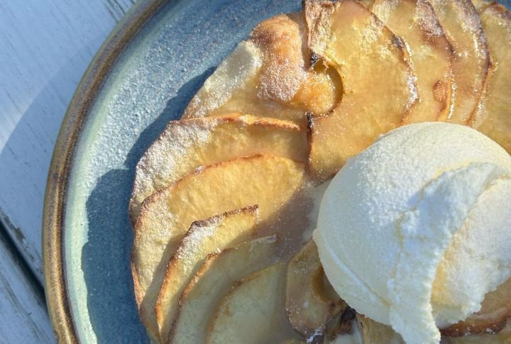 Spiced Baked Apples With Ice Cream