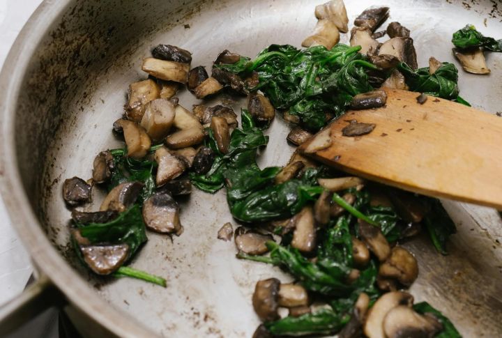 Spinach And Mushroom Scramble With Olive Oil