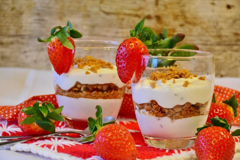strawberry dessert, strawberries, dessert, yogurt, cream, sweet dish, cute, yummy, meal, gourmet, cook, kitchen, red, yogurt, yogurt, yogurt, yogurt, yogurt