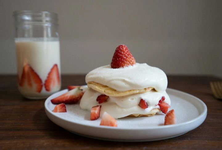 Strawberry Shortcake Charms Dessert Lovers (1950s)
