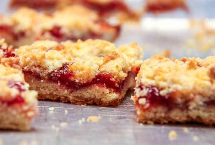 Strawberry Crumble Bars