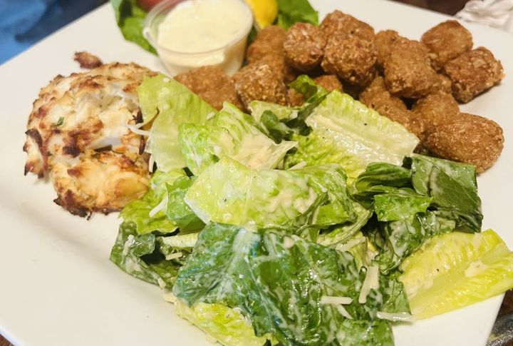 Delaware: Crab Cakes At Woody’s, Dewey Beach