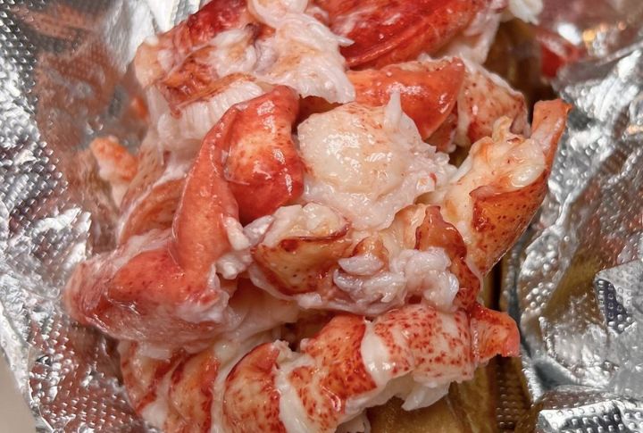 Maine: Lobster Roll At Red’s Eats, Wiscasset