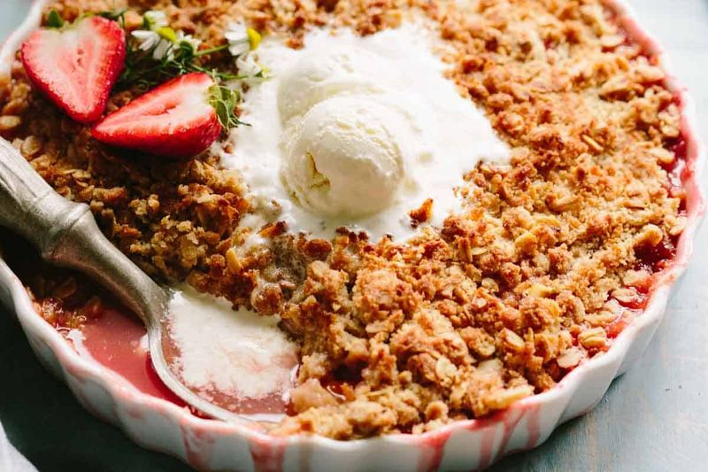 Rhubarb Strawberry Crisp