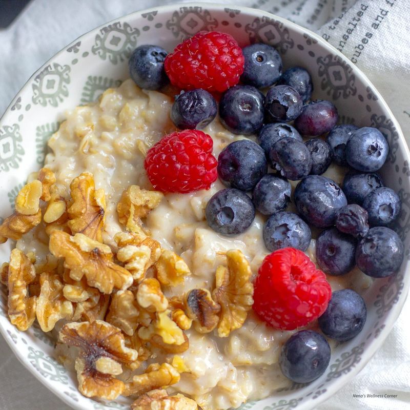 Oatmeal with Nuts and Berries