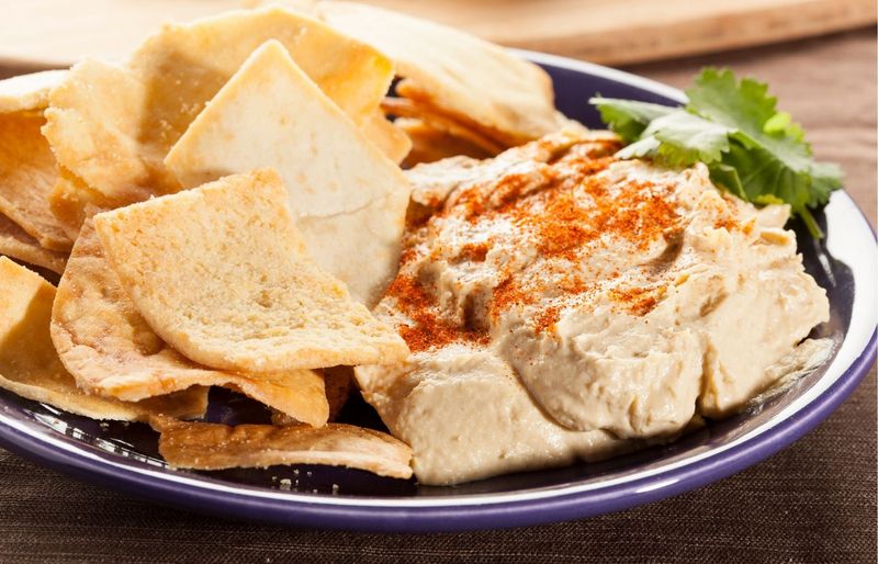 Creamy Hummus with Pita Chips