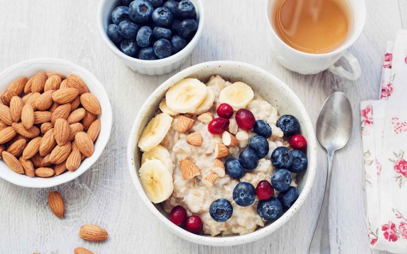 Oatmeal with Nuts and Berries