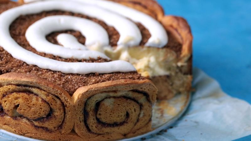 Cinnamon Roll Cheesecake