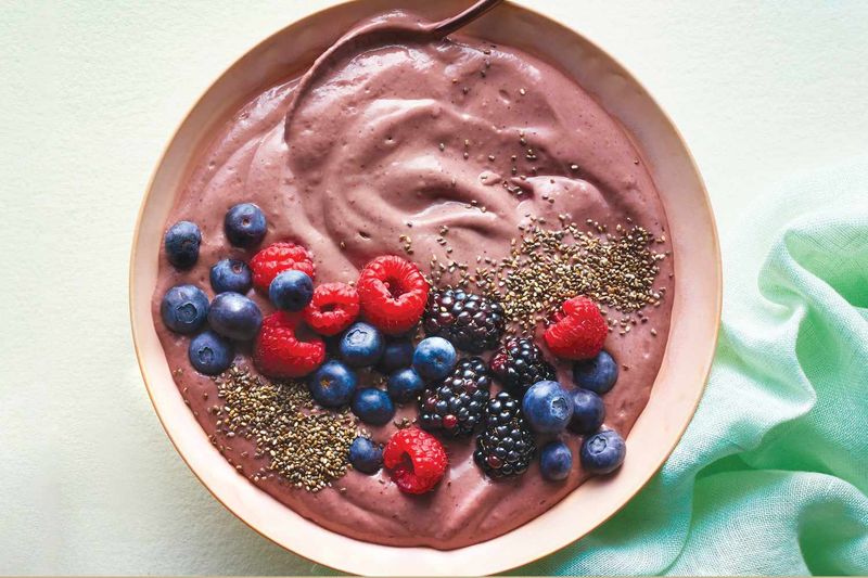 Smoothie Bowl with Spinach and Berries