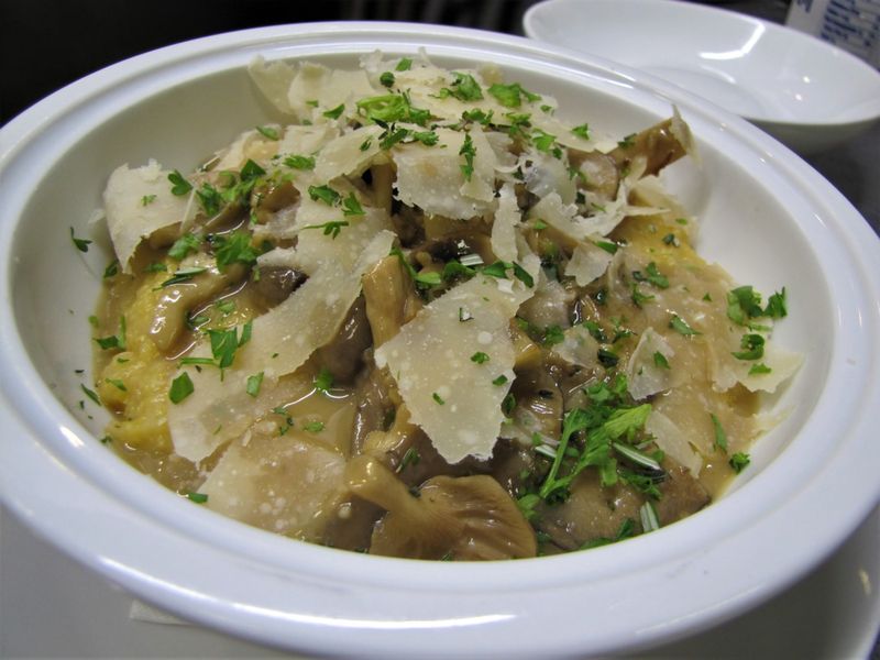 South Dakota: Buffalo Mac & Cheese at Prairie Berry Winery, Hill City
