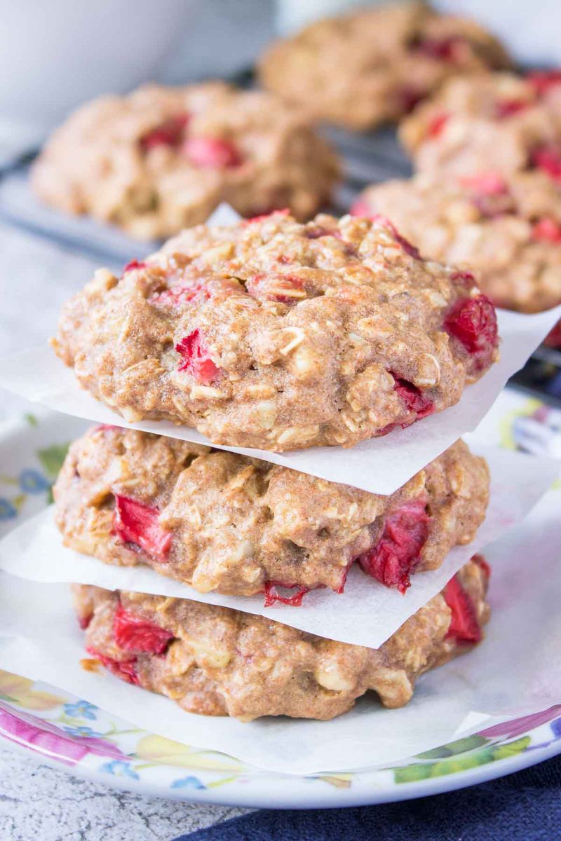 Crunchy Strawberry Oat Cookies
