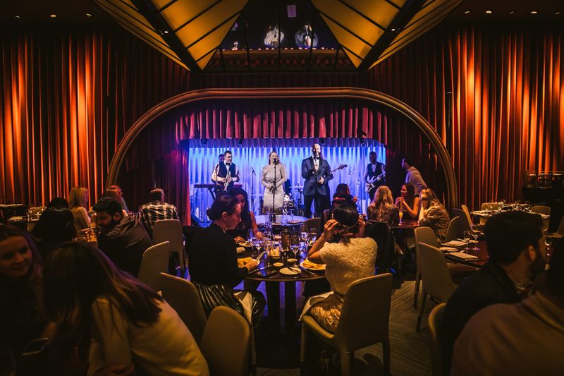 Choose Restaurants with Free Entertainment