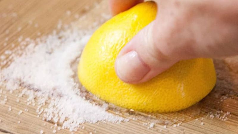 Lemon and Baking Soda Scrub