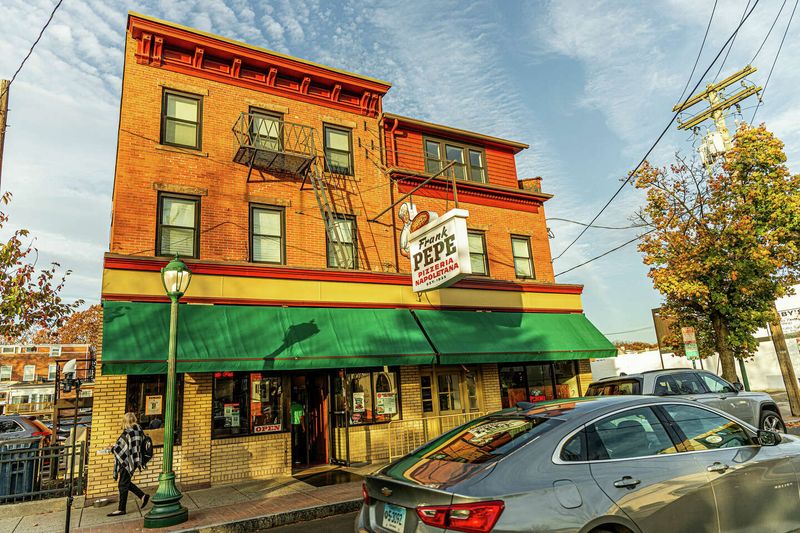 Connecticut: Frank Pepe Pizzeria Napoletana – New Haven