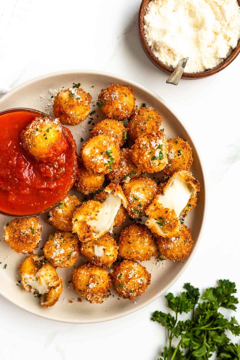 Deep-Fried Cheese Bombs – Fast food stalls, Wisconsin Dells
