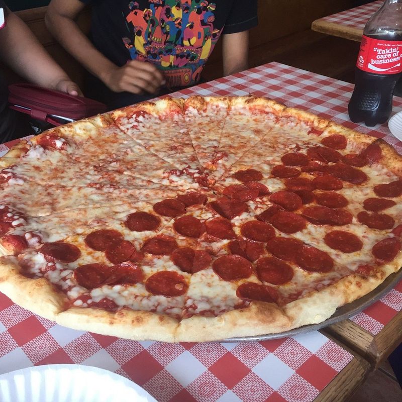New Hampshire: Alley Cat Pizzeria