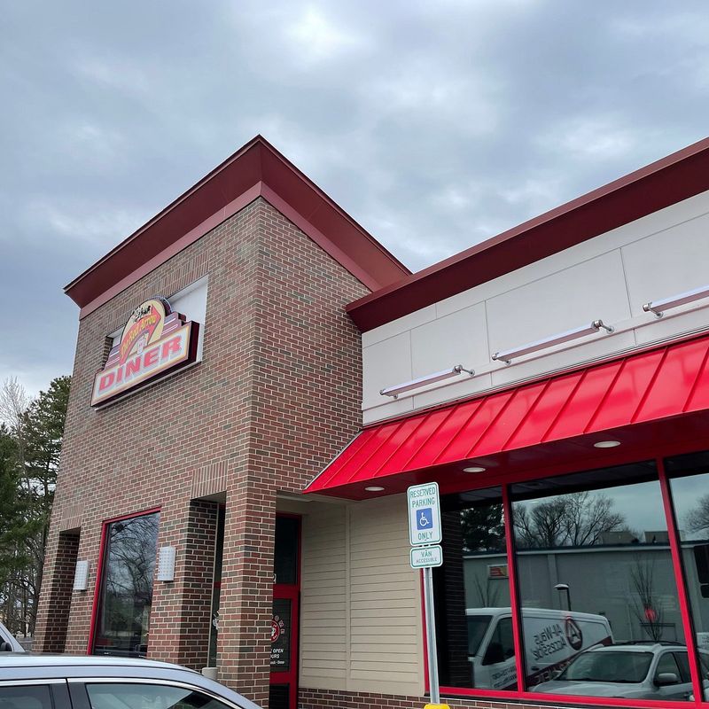 New Hampshire: Red Arrow Diner – Manchester