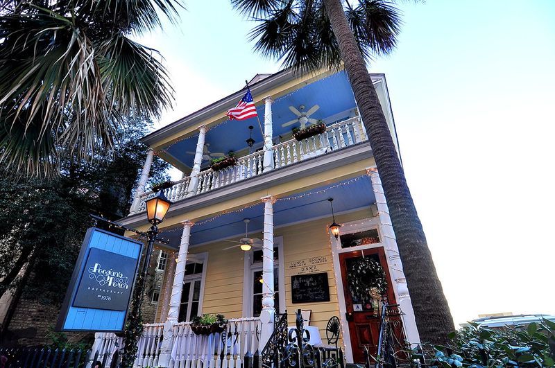 South Carolina: Poogan's Porch – Charleston