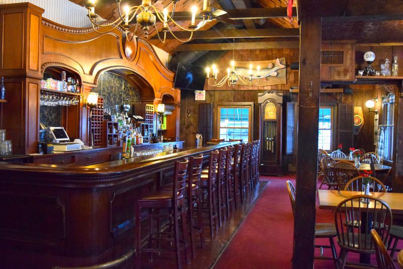 The Village Tavern (Illinois)