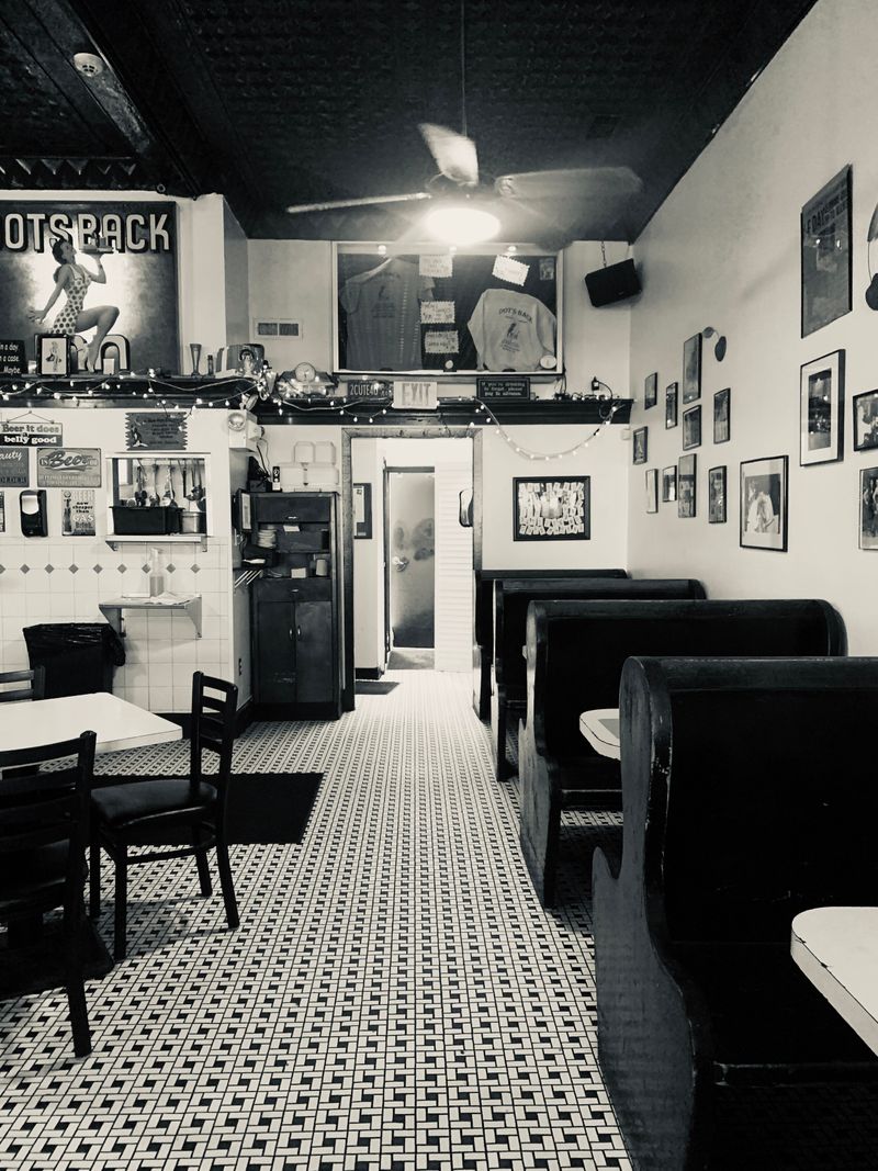 Virginia: Dot's Back Inn – Richmond